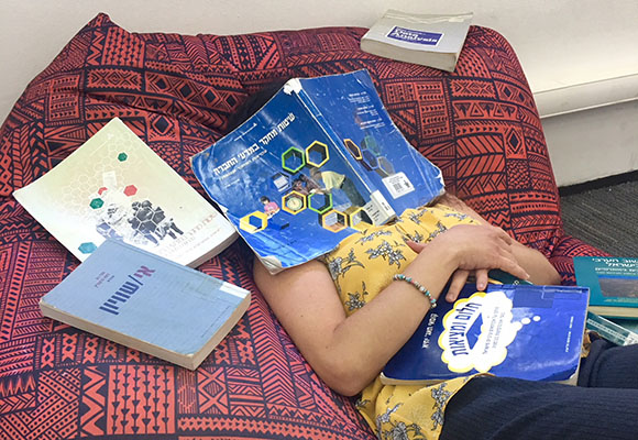 "ישנה?" סטודנטית בחדר הפופים של הספרייה.